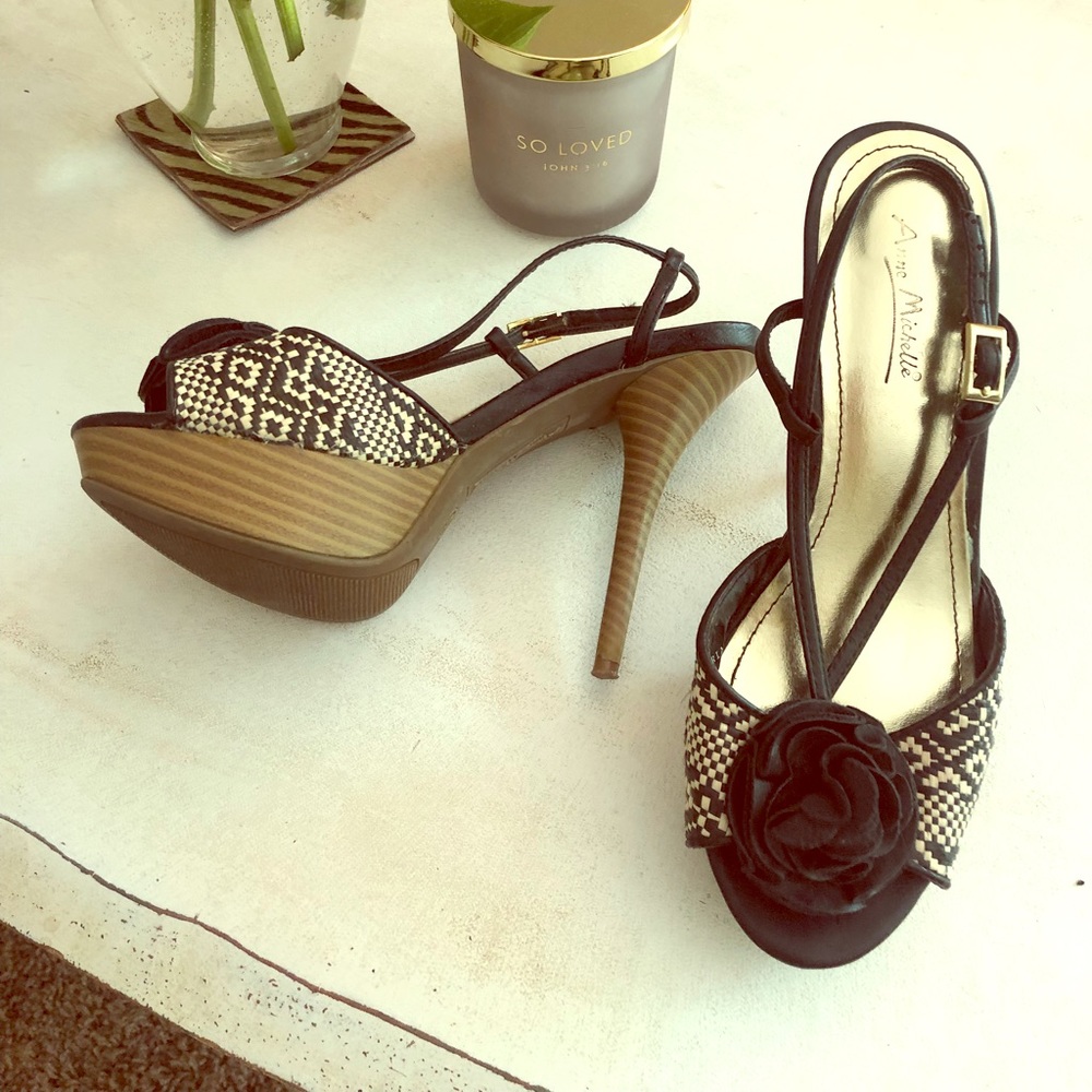 Sexy woven black & tan pumps for summer!